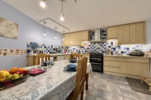 Kitchen/Breakfast Room- click for photo gallery